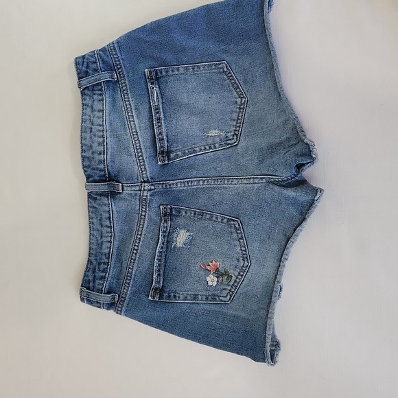 Time and Tru Embroidered Jean Shorts. Size 6 - Picture 7 of 10